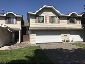 Building Photo - Updated 3 bedroom / 2 bathroom, Split Entr...