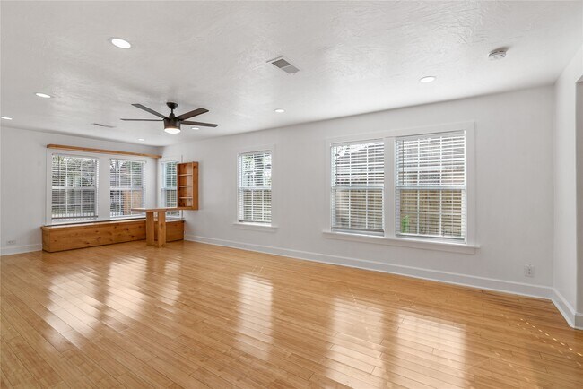 Building Photo - 320 Coronado St