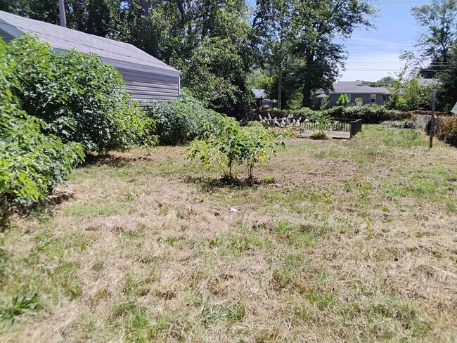 Building Photo - “Move-In Ready 2-Bedroom with Expansive Yard”