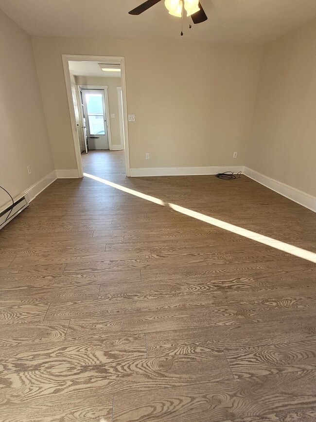 Building Photo - 984 W Main St