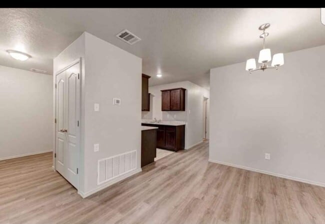 Building Photo - 613 Lost Trl