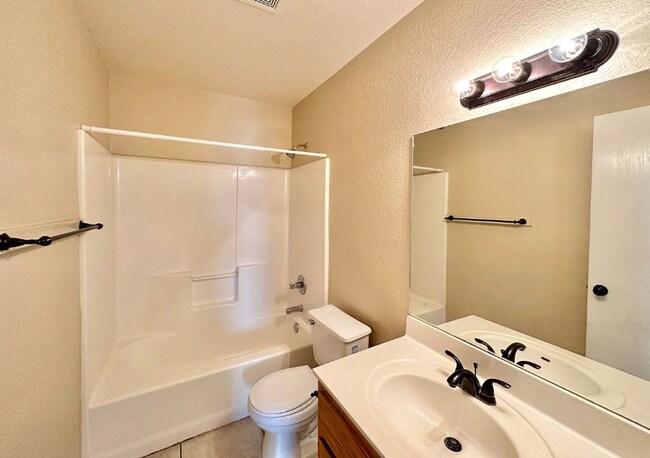 Building Photo - 4 Bedroom 2 Bath - Convenient Location