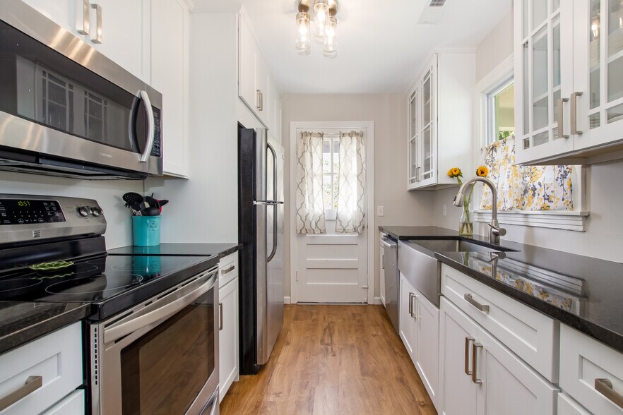 Building Photo - 2158 Brookview Dr