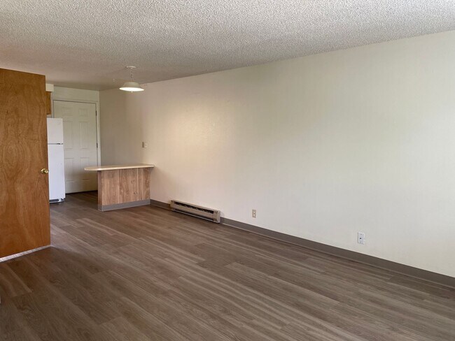 Building Photo - Very Nice 2 Bedroom 2 Bath Townhome