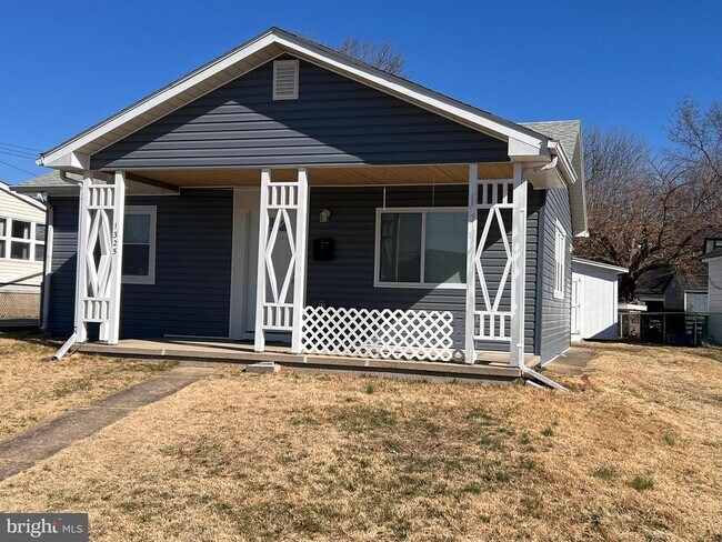 Building Photo - 1325 Fuselage Ave