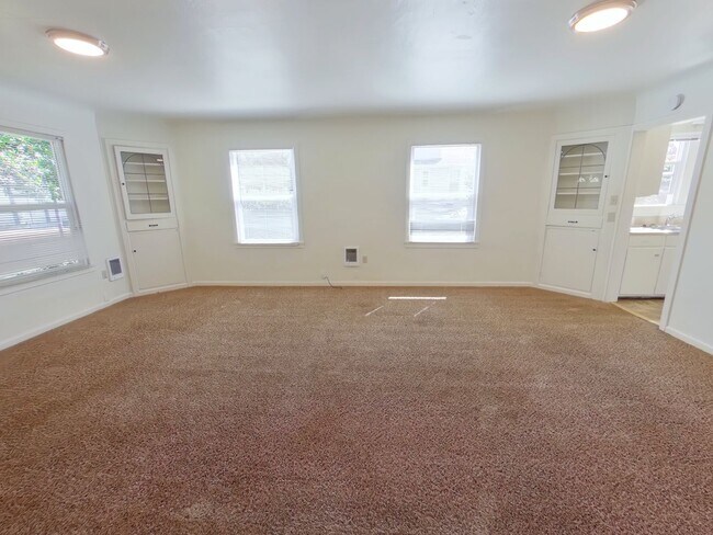 Building Photo - Free 1st month rent! 5 bedroom house near ...