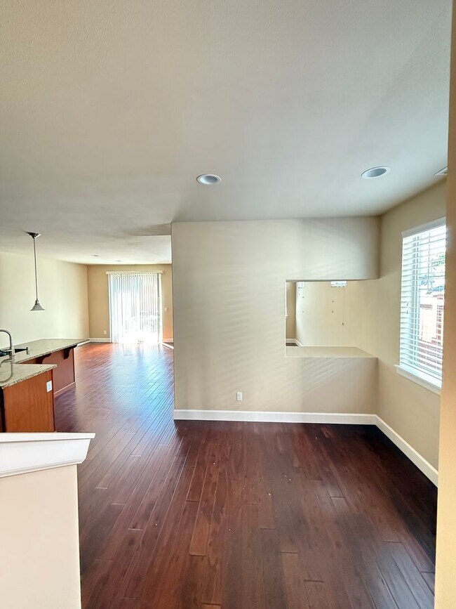 Building Photo - New! 3BD/2.5BTH Modern Townhouse in Greekb...