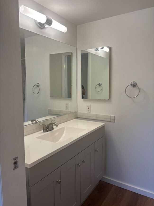 Building Photo - 3 Bedroom / 3 Bath Condo with Ocean Views