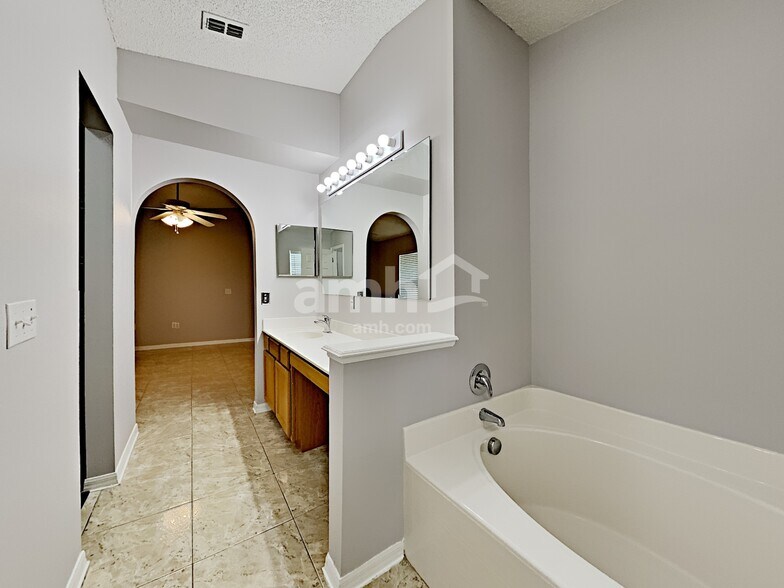 Building Photo - 16918 Corner Hill Ct