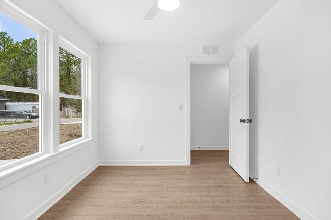 Building Photo - 972 W 9th St