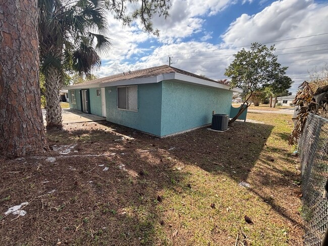 Building Photo - 3BR 2 BA 1 Car garage w/ community Pool in Vero Highlands