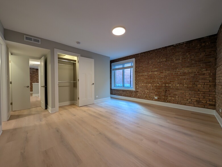 Building Photo - 1214 N La Salle Dr