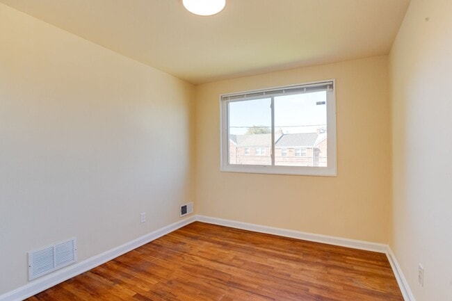Building Photo - Charming End-Unit Townhome