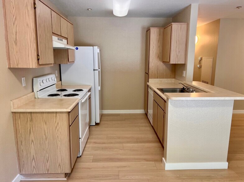 Kitchen - 2001 Eastwood Dr