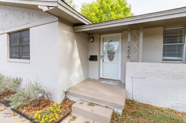 Building Photo - 1556 Singleton Ave