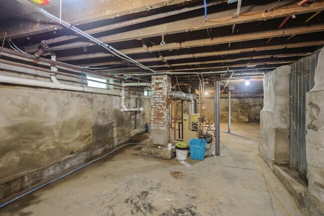 Building Photo - 1250 Pleasant St