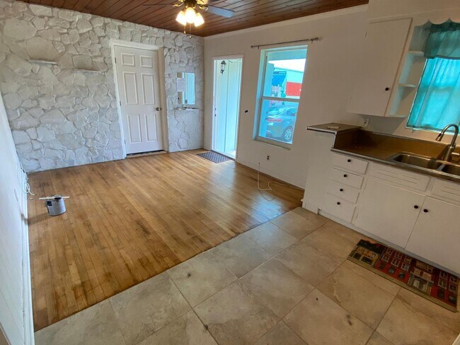 Building Photo - Sunrise Dr. Duplex