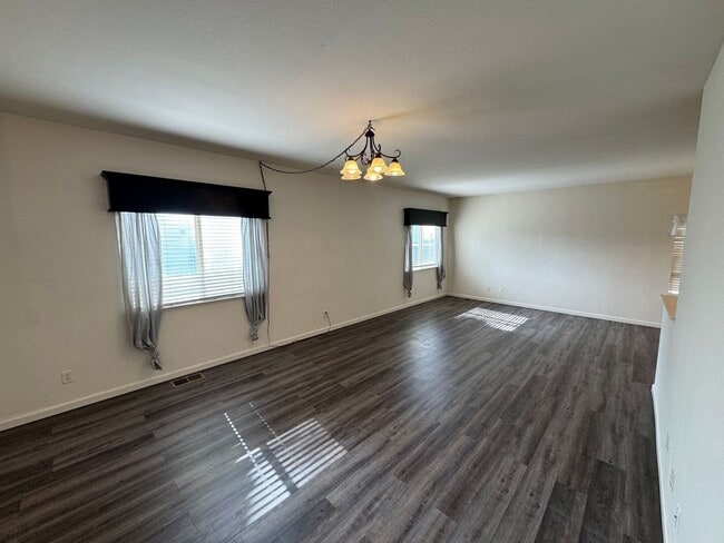 Building Photo - Quiet Home on Cul-De-Sac Available now!!