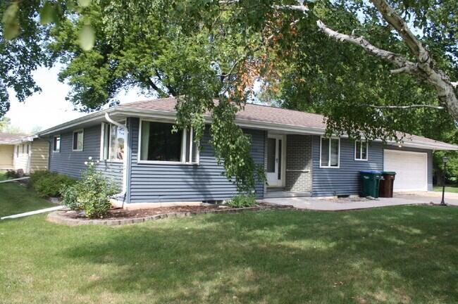 Building Photo - 3 Bedroom Ranch in Appleton
