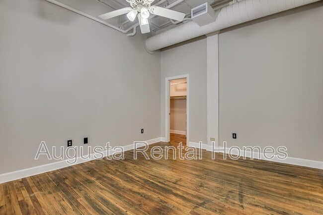 Building Photo - 1106 Broad St