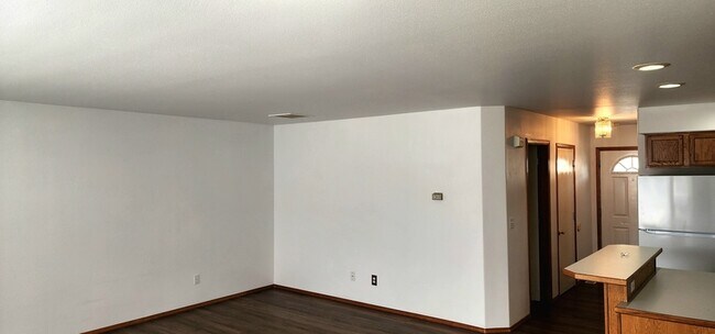 Building Photo - 1330 S Skyline Dr