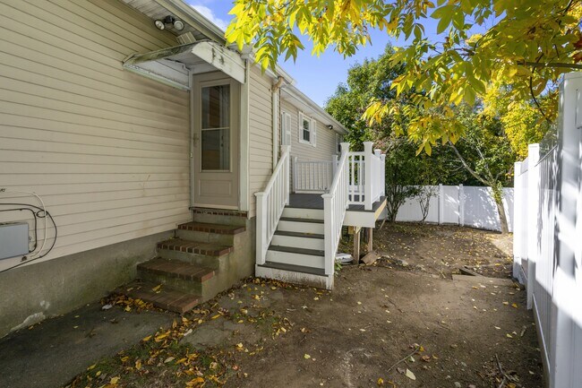 Building Photo - 27 Hermon St