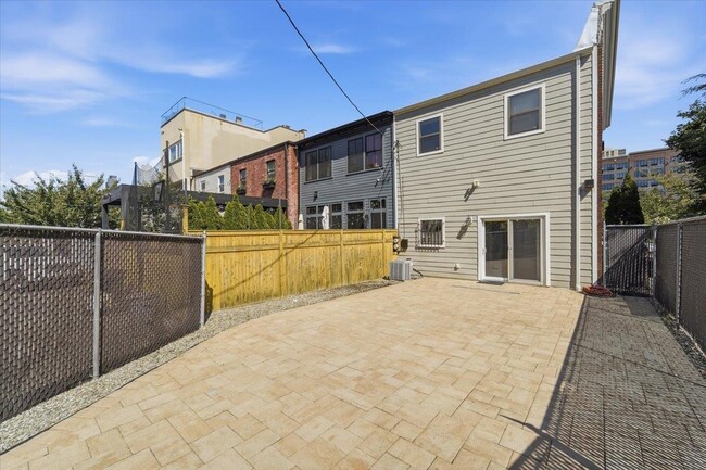Building Photo - 295 9th St