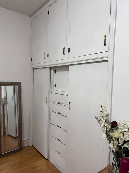 Built in closet/dresser - 4947 York Ave S