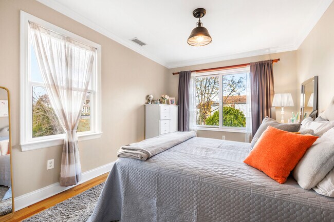 Building Photo - 2 Goldwin St