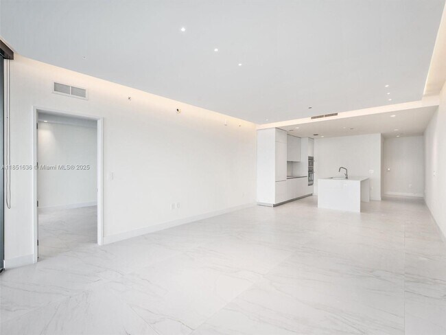 Building Photo - 700 NE 24th St