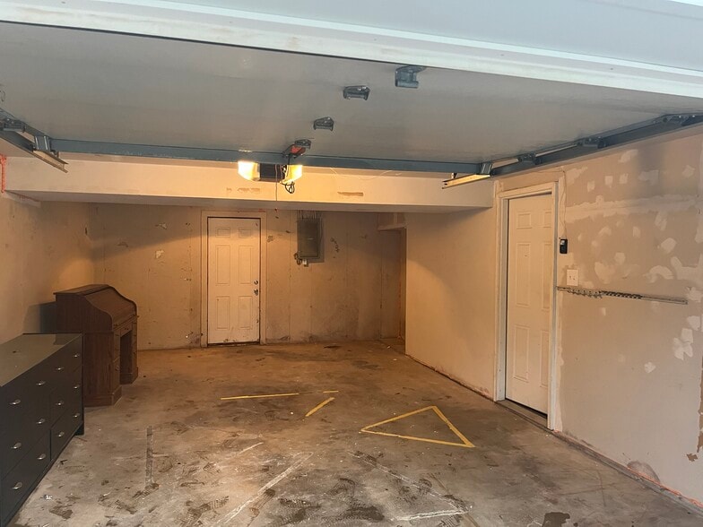 Garage - 3710 Elmcrest Ln