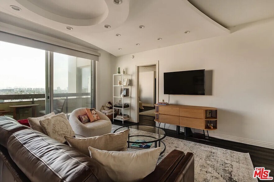 Building Photo - 321 S San Vicente Blvd