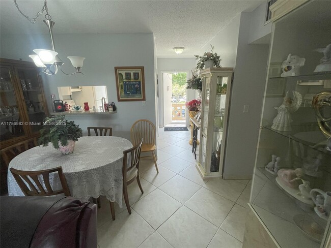 Building Photo - 5031 W Oakland Park Blvd