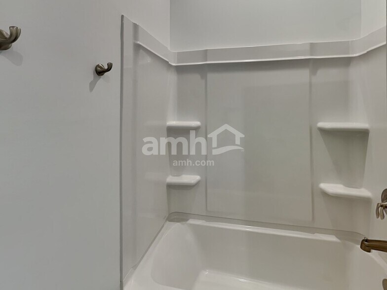 Building Photo - 998 Heritage Blvd