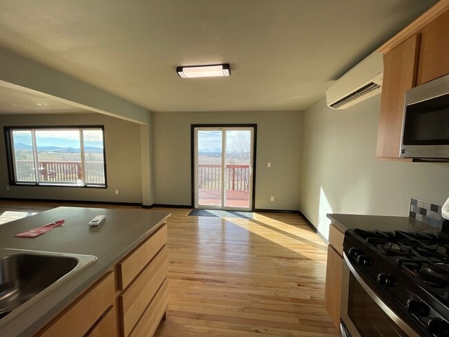 Building Photo - Country Living - 3 Bedroom / 2 Bathroom Ho...