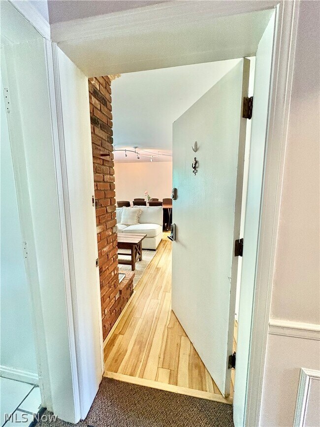 Building Photo - 6910 Carriage Hill Dr