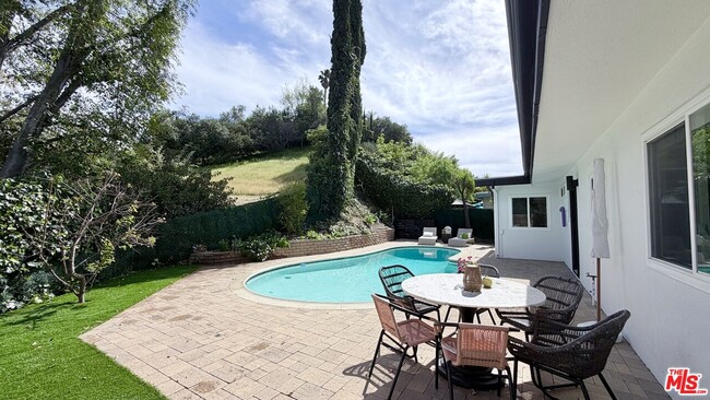 Building Photo - 3852 Sherview Dr