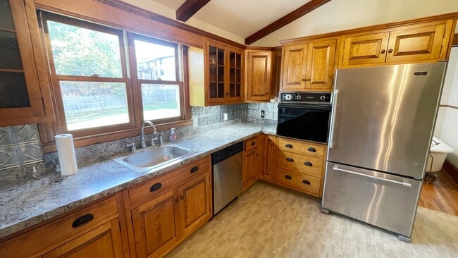 Building Photo - Gorgeous 3BR 1 Bathroom in Leominster