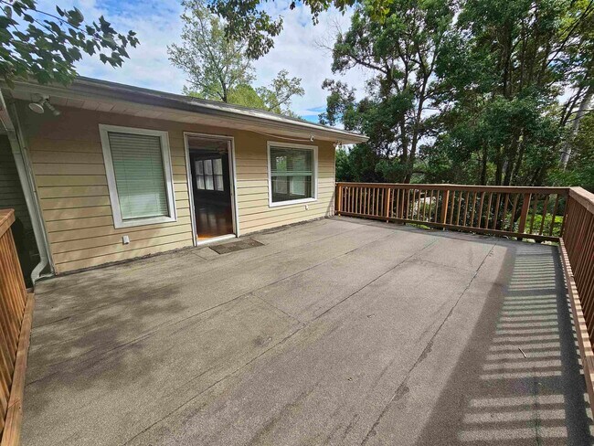 Building Photo - 850 Brookwood Dr