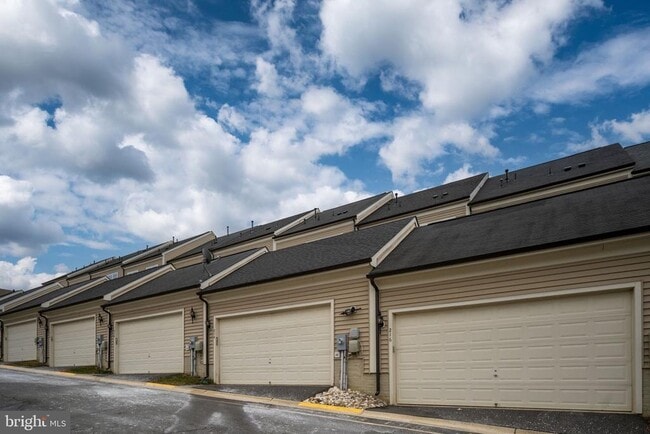 Building Photo - 214 Almond Dr