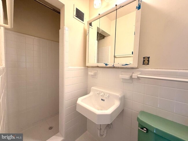 Building Photo - 2121 Patrick Henry Dr