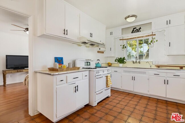 Building Photo - 7236 Encino Ave