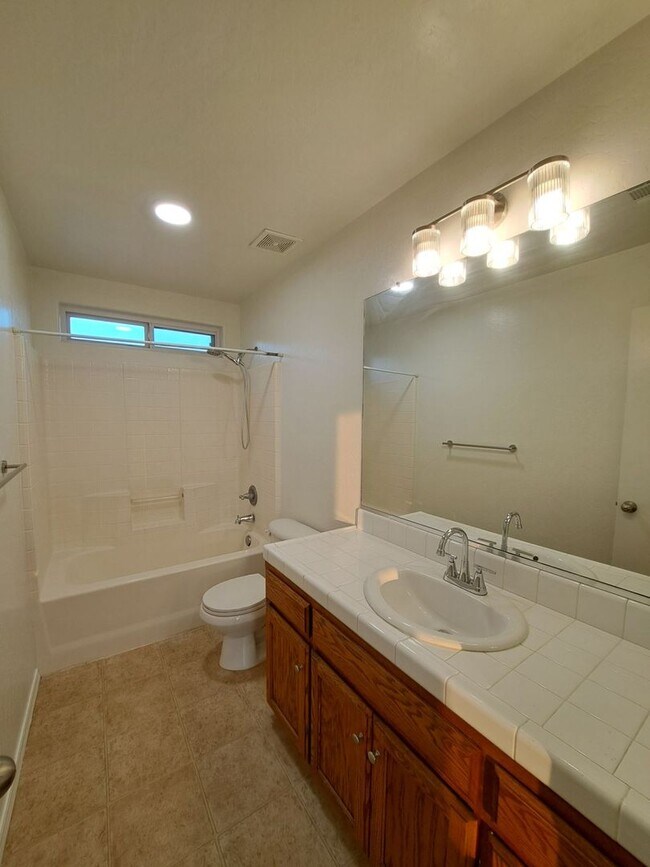 Building Photo - Comfortable Two-Story 4BR Home in Fresno!