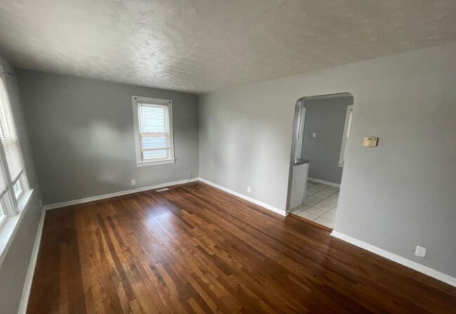 Building Photo - Charming 2BR Home with 1-Car Attached Garage, Hardwood Floor, and Washer/Dryer Provided!