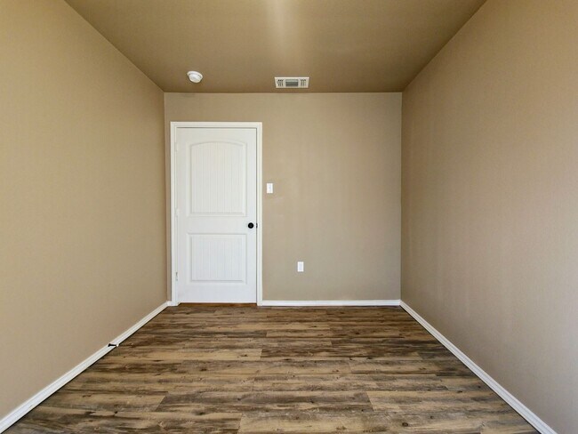Building Photo - Cozy 3 Bedroom Home