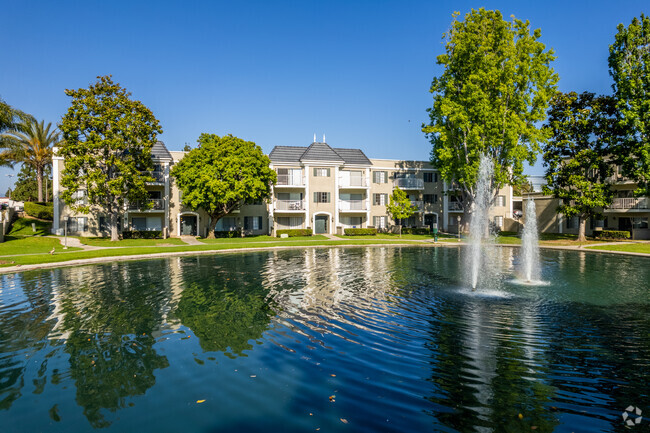 Building Photo - Versailles on the Lake Apartments