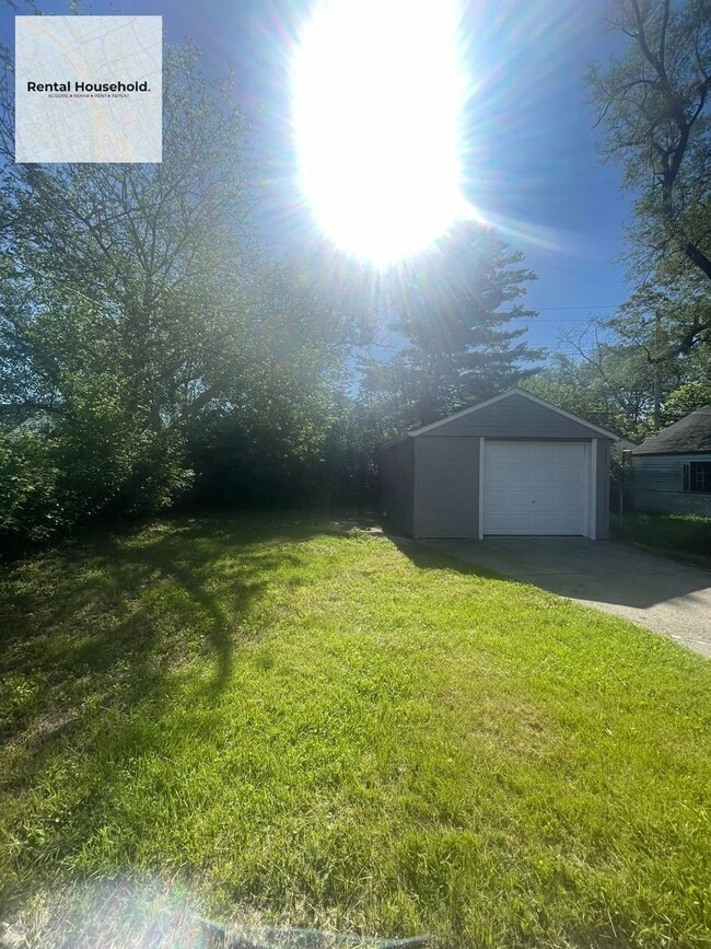 Building Photo - Beautifully Kept~3 BEDROOM 1 BATH BUNGALOW