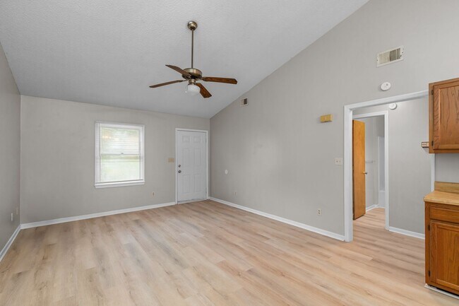 Building Photo - 2 Bedroom 1 Bathroom Duplex
