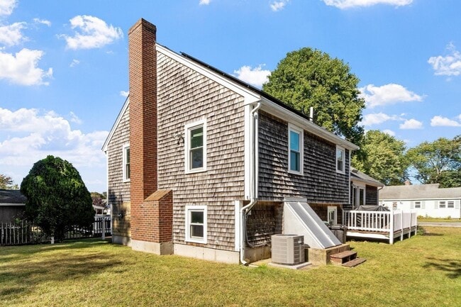 Building Photo - 103 Allan St