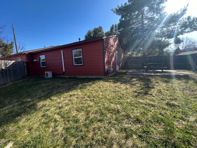 Building Photo - Adorable Duplex Close on West Side of Fort...